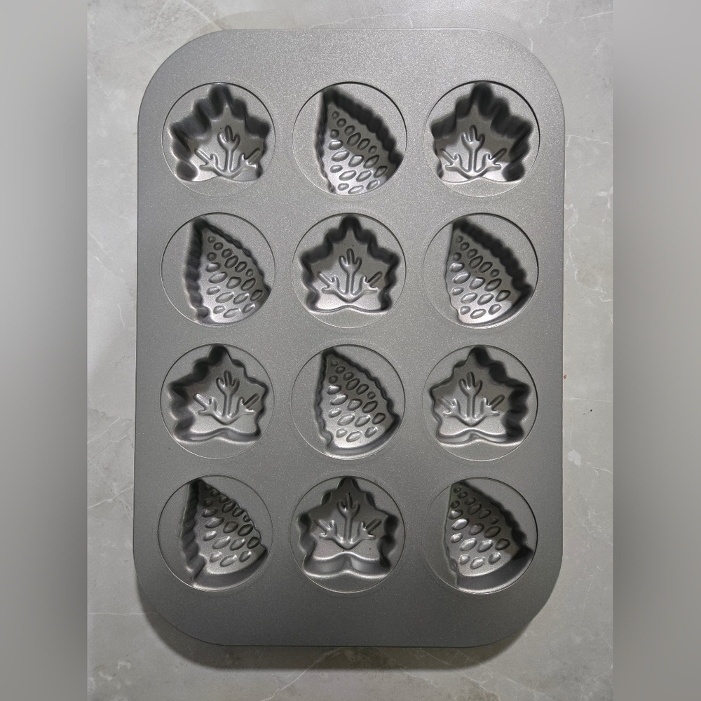 Pampered Chef Fall Leaf Baking Pan
